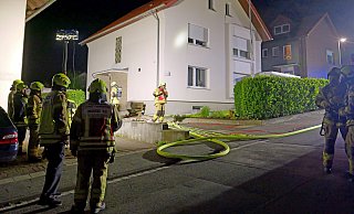 Rund 30 Feuerwehrleute löschten am späten Samstagabend einen Kellerbrand in einem Zweifamilienhaus am Stubenweg im Paderborner Stadtteil Dahl. - Ralph Meyer