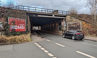 Die Bahnbrücke ist veraltet und muss neu gebaut werden. Dafür wird die Sophienstraße für den motorisierten Verkehr gesperrt. Radfahrer und Fußgänger kommen hier die meiste Zeit durch. - Susanne Blersch