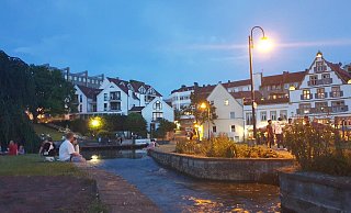 Das Paderquellgebiet in Paderborn an einem Samstagabend im Sommer. - Lena Henning