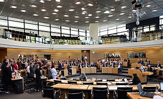 14.09.2023, Thüringen, Erfurt: Abgeordnete stimmen über die Grunderwerbssteuer im Plenarsaal des Thüringer Landtag ab. Die Opposition will eine Steuersenkung gegen die rot-rot-grüne Minderheitskoalition durchsetzen. Foto: Martin Schutt/dpa +++ dpa-Bildfunk +++ - Martin Schutt