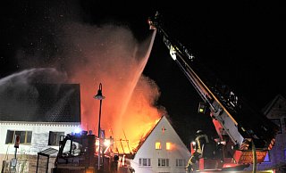 Die Drehleiter der Feuerwehr Steinheim ist nicht nur für die Emmerstadt im Einsatz. Sie wird immer wieder zu Einsätzen in den Nachbarkommunen gerufen. Wie hier im April 2019 bei einem Wohnhausbrand in Sommersell. Foto: David Schellenberg - David Schellenberg