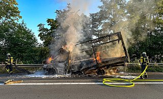 Als Grund vermutet die Polizei einen technischen Defekt. - Feuerwehr Porta Westfalica