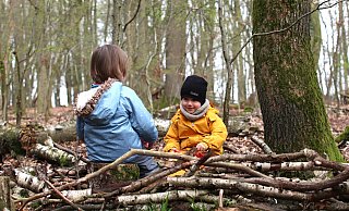 Noch spielen die Kinder der Waldspielgruppe gemeinsam im Wald. In wenigen Jahren, so hoffen die Eltern, werden sie Schülerinnen und Schüler der Waldschule sein. - Ilka Gülker
