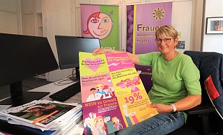 Höxters scheidende Gleichstellungsbeauftragte Claudia Pelz-Weskamp zeigt an ihrem Schreibtisch im Stadthaus ein Plakat, das ihre langjährige Arbeit zusammenfasst. - David Schellenberg