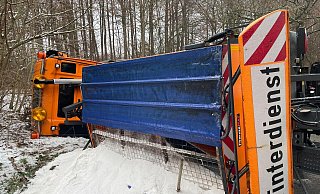 Das umgekippte Streufahrzeug an der Autobahnraststätte Bühleck an der A 44. - Polizei