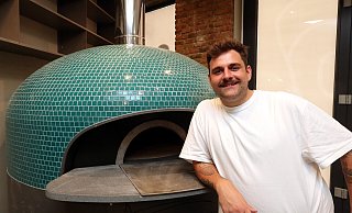 Bielefelder Jan Hunke (The Good Hood) mit dem handgefertigten Kuppelofen in dem die Pizza am Klosterplatz in Sekundenschnelle gebacken wird. - Wolfgang Rudolf