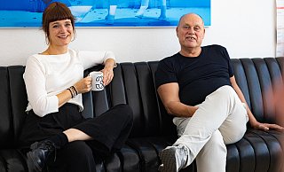 Die 40-jährige Nadja Loschky und der 67 Jahre alte Michael Heicks führen als Intendantendoppelspitze das Bielefelder Theater. - Mike-Dennis Müller