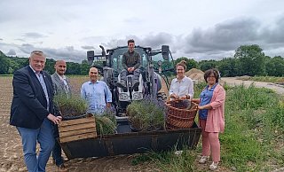 Auf das duftende und farbenprächtige Lavendelfeld im nächsten Jahr freuen sich bereits jetzt Bürgermeister Daniel Hartmann (v. l.), Gartenschau-Geschäftsführer Jan Sommer, Axel Meyer (Firmengründer Taoasis), Lavendelbauer Luis Rehermann, Henrike Pivit (Taoasis) und Claudia Koch (Geschäftsführerin der Landesgartenschau). - LGS 2023 Höxter/Manuela Puls