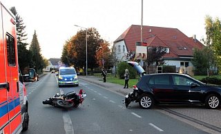 Der Zweiradfahrer konnte dem abbiegenden Auto nicht mehr ausweichen. - Polizei