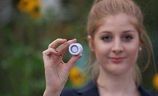 Jana Schade präsentiert den Taste Hero, der den Kohlensäureanteil eines Getränks beim Einschenken verringert. Mittlerweile ist das Produkt über 1,5 Millionen mal verkauft worden. - Archiv: Torsten Wegener