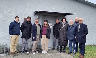 Eine SPD-Delegation aus dem Kreis Paderborn hat sich vor Ort in Stukenbrock-Senne kundig gemacht. Zu den Besuchern gehörte auch Bernd Schäfer (3. v. r.) aus dem benachbarten Hövelhof, der sich als SPD-Politiker seit Jahrzehnten für das Projekt einsetzt. - SPD