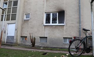 Die Fenster sind verrußt, das Zimmer ausgebrannt. Nach 2017 hat es schon wieder in dem Wohnblock, in dem die Wärmestube untergebracht ist, ein Feuer gegeben. - Patrick Schwemling