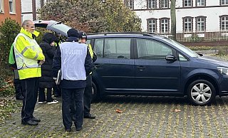 Die Zeugin (im schwarzen Mantel) setzt aus sicherer Entfernung einen Notruf ab. - Jenny Westhues