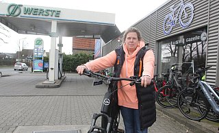 Janette Berger mit einem hochwertigen Pedelec. Diebe haben aus einem Lagerraum des Zweiradgeschäfts in Werste 22 ähnliche Räder geklaut. - Ulf Hanke