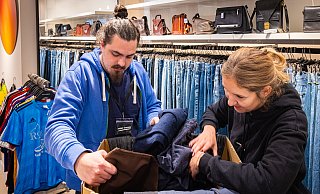 Liam Nossek und Julia Moll eröffnen in Bielefeld die fünfte Filiale ihrer kleinen Kette "Vintage Schuppen". - Mike-Dennis MŸller / www.mdm.photo