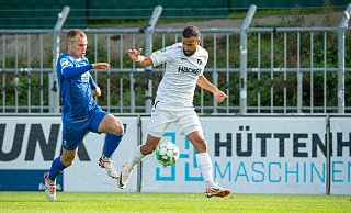 Der mit dem Ball tanzt: SVR-Stürmer Ramien Safi (r.) narrte die Abwehr der SSVg Velbert ein ums andere Mal. - Joel Beinke