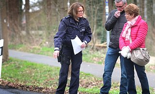 Polizeihauptkommissarin Alexandra Wehmöller (v.l.) spricht an der Unfallstelle mit den beiden Unfallbeteiligten Werner Grundkötter und Angelika Meyer.