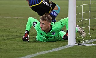Schlussmann Jonas Kersken und Arminia Bielefeld wollen im Halbfinale des Landespokals gegen Preußen Münster eine Bauchlandung vermeiden. - IMAGO/Fussball-News Saarland