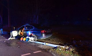 Beim Abbiegen verlor der 21-jährige Fahrer die Kontrolle über den BMW und schleuderte gegen den gegenüberliegenden Ampelmasten. - Polizei Kreis Herford