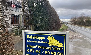 In Hüllhorst gibt es seit Dezember 2000 in einem Wohnhaus an der Hauptstraße ein Babykörbchen. 15 Mal wurde das Angebot in all den Jahren bereits genutzt. - Kirsten Tirre