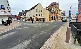 Die Nicolaistraße (Mitte) führt die Verkehrsteilnehmer auf die Grubestraße (von l. kommend) und die Corbiestraße (nach r.). - Simone Flörke
