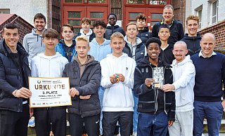 Erfolgreicher Fußballnachwuchs: Die ehemaligen Helmholtz-Schüler Arne Schulz (vorn links) und Jomaine Consbruch (vorn, 2.v.rechts, neben Schulleiter Joachim Held) beglückwünschten das Team. - Barbara Franke
