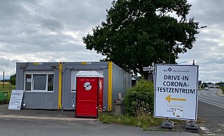 Der Container, in dem die Proben entnommen werden, steht direkt an der Einfahrt zum Marktplatz. Auf dem Schild steht noch "Drive-In", das Auto muss aber nun vorher geparkt werden. - Sandra Spieker