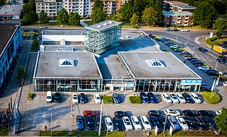 Das Autohaus Cloppenburg in Bielefeld schließt: Der gläserne Autoturm ist ein Higucker an der Detmolder Straße, doch seine Zukunft ist ungewiss. - Mike-Dennis Müller / www.mdm.photo