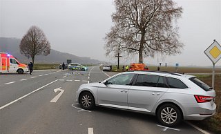 Bei einem Unfall auf der Straße "Zur Lüre" bei Höxter wurden drei Menschen leicht verletzt. - Polizei Höxter