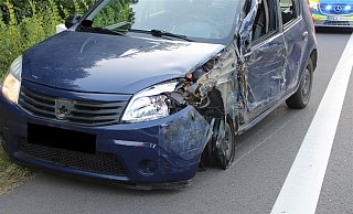 Der Dacia wurde erheblich beschädigt. - Polizei Minden-Lübbecke