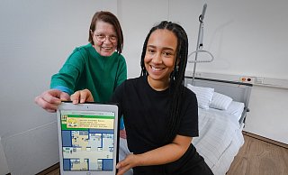 Petra Krause (l.) und Medina Usman versuchen, mit einem Videospiel junge Menschen für Pflegeberufe zu gewinnen. - Andreas Zobe
