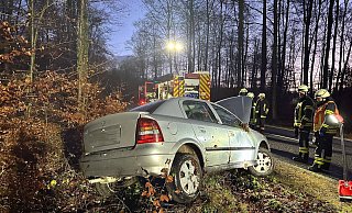 Der silberfarbene Pkw hatte sich in dem Waldstück überschlagen. - FFW Breuna