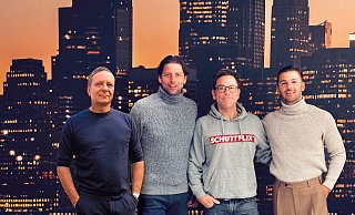 Die Macher von „Triple – Der Schüttflix-Fußballtalk“: Der ehemalige Schalke-Manager Horst Heldt (von links), Weltmeister und BVB-Legende Roman Weidenfeller, Schüttflix-Sprecher Christian Langbehn sowie Sky-Moderator Riccardo Basile bringen ein neues Fernseh-Format an den Start. - Montage: Schüttflix
