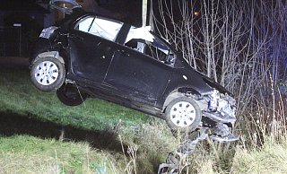 Eine 85-jährige Autofahrerin aus Bad Oeynhausen ist aus bislang ungeklärten Gründen von der Fahrbahn in den Gegenverkehr geraten und musste aus ihrem Auto befreit werden. - Ulf Hanke
