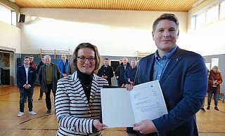 Borgentreichs Bürgermeister Nicolas Aisch nimmt den Förderbescheid entgegen. - Burkhard Battran