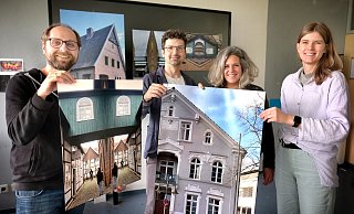 Freuen sich, dass ihr Unterricht preisverdächtig ist: (v.l.) der stellvertretende Schulleiter der JKG Christoph Steibelmüller und die Kunstlehrenden Lenny Liebig, Laura Berressem und Annika Stuckmann mit Arbeiten ihrer Schüler. - Andreas Frücht