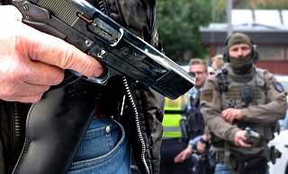 Immer mehr Kreisbewohner legen sich eine Waffe zu. Dafür brauchen sie eine Waffenbesitzkarte, die sie sich bei der Polizei besorgen müssen. - Andreas Frücht