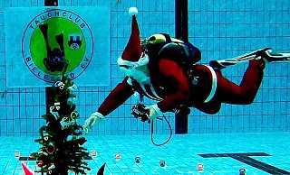 Der Weihnachtsmann schmückt beim Tauchclub Bielefeld den Weihnachtsbaum unter Wasser. - TCB