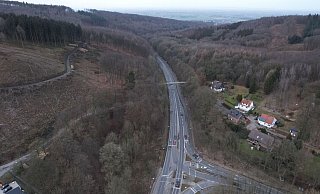 Die B 239 aus der Vogelperspektive: Ab der Kreuzung Horst Höhe/Ahlsener Straße (unten) wird die einspurige Sperrung in Richtung Norden eingerichtet. Foto: Torsten Hagemann - Torsten Hagemann