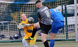 Starker Rückhalt: FCO-Torhüter Mirko Göhner, der hier vor Valon Gashi klärt. Rechts Marcel Czinski. - Egon Bieber