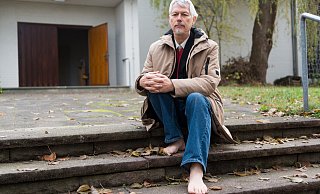 Pfarrer Berthold Keunecke geht barfuß. Er fühlt sich mitschuldig am Ukraine-Krieg. - Ralf Bittner