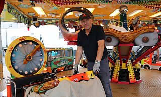 Hans-Otto Bröckling, erster Vorsitzender des Paderborner Schaustellervereins, baute am Mittwoch sein Kinderkarussell "Timmy's Zeitreise" auf. - Mareike Gröneweg