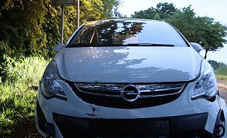 Mit diesem Opel verursachte eine Frau aus Bielefeld mit Alkohol im Blut in Hiddenhausen einen Unfall. - Polizei Herford