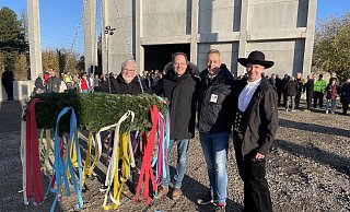 Rotpunkt-Geschäftsführer Heinz-Jürgen Meyer (v. l.), Sven Herden und Andreas Wagner feierten gemeinsam mit vielen Mitarbeitern und anderen Interessierten das Richtfest für ihre neue Lagerhalle. Den Richtspruch gab es von Zimmerermeister Marco Müller (r.). - Shannon-Lee Bendig