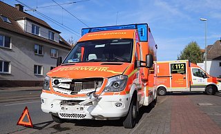 Der Rettungswagen fuhr auf eine abbiegende A-Klasse auf und musste abgeschleppt werden. - Charlotte Mahncke