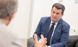 Minister Hubertus Heil im Interview vor Beginn des Bürgerdialogs „Hin. Gehört“ in der Bielefelder Stadthalle. - Oliver Krato