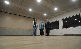 Auch Michael Duffe, Ortsheimatpflegerin Margret Windhorst und Günter Meyer freuen sich über die Fortschritte beim neuen Varler Dorfgemeinschaftshaus. Die Trennwand kennen viele Rahdener noch aus dem Steller "Ulmenhof". - Joern Spreen-Ledebur