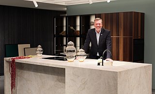 Jan Bobe ist seit zwei Jahren verantwortlich für Vertrieb und Marketing von Poggenpohl in Deutschland und Österreich. Er lehnt auf einer Kochinsel aus brasilianischem Quarzit. - Frank-Michael Kiel-Steinkamp