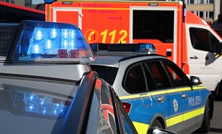Rettungswagen und Polizei waren vor Ort. - Symbolfoto: Jens Reichenbach