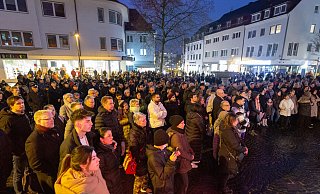 Die Menschen kamen vor dem Historischen Rathaus zusammen. - Niklas Tüns